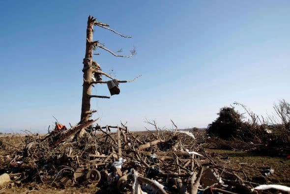 Dos personas perdieron la vida y sobre una veintena resultaron heridas luego del paso de fuertes tornados que tocaron tierra en los poblados de Rochelle y Fairdale a unas 80 millas al noroeste de Chicago la noche del jueves. Rescatistas continúan en la búsqueda de personas desaparecidas entre los escombros.