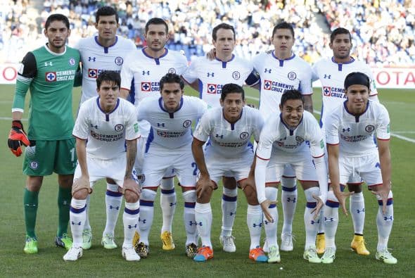 6. CRUZ AZUL. La máquina, que juega en Ciudad de México, no ha logrado ganar un campeonato de Liga desde el torneo Invierno de 1997, lo que ha menguado en el ánimo de sus aficionados. Por su parte, la empresa cementera que le da nombre al club se ha visto envuelta recientemente en problemas de fraudes y desfalcos millonarios, así que incluso siendo uno de los equipos más populares del país, su valor llega a los 81.3 millones de dólares.