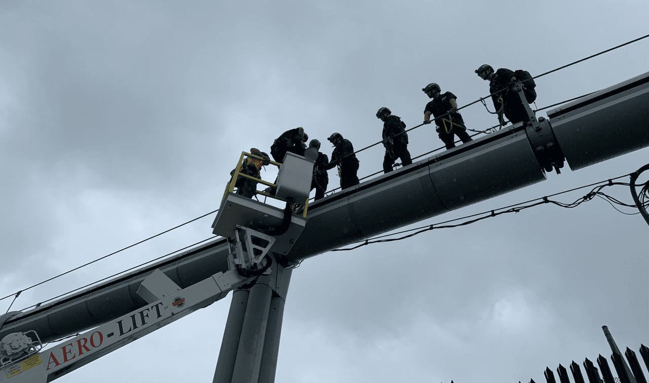 Policías de Nueva York detienen a hombre que subió a parte alta del puente Robert F. Kennedy