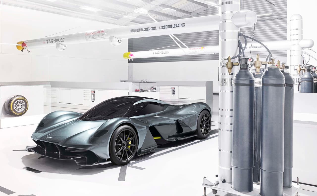 <b>2. <u>Aston Martin Valkyrie</u>: 250 MPH (400 KM/H)</b>
<br>Este vehículo fue desarrollado en conjunto entre Aston Martin y el equipo de Fórmula 1 de Redbull. Cuenta con tecnología de propulsión hibrida, motor a combustión naturalmente aspirado y trasmisión automática de doble embrague Ricardo.