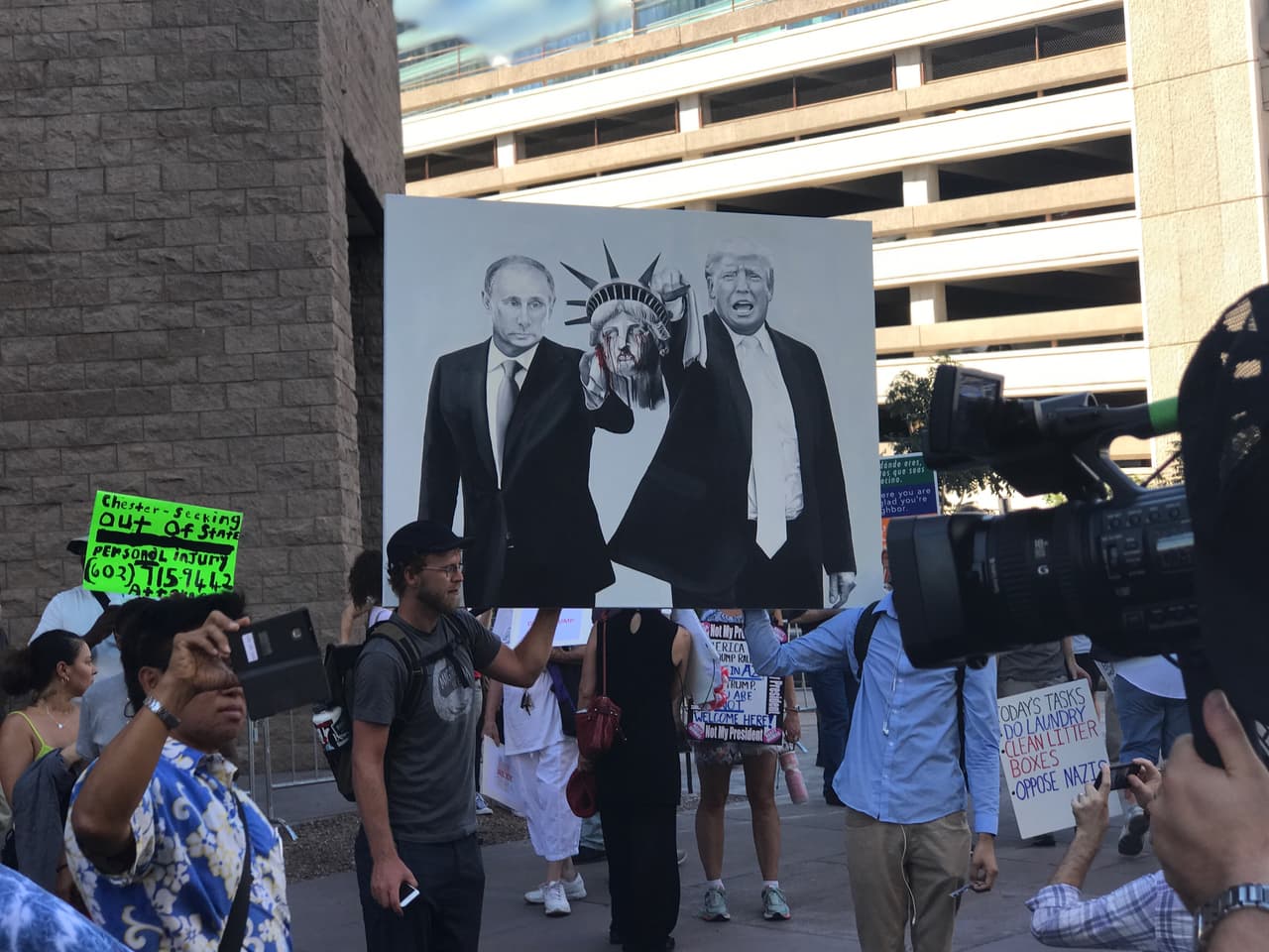 Uno de los carteles que más llamaron la atención en las manifestaciones de Phoenix.