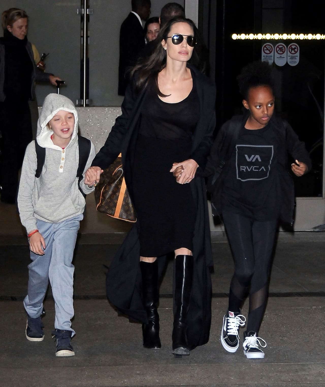 Unas largas botas negras completaron el look de Jolie.