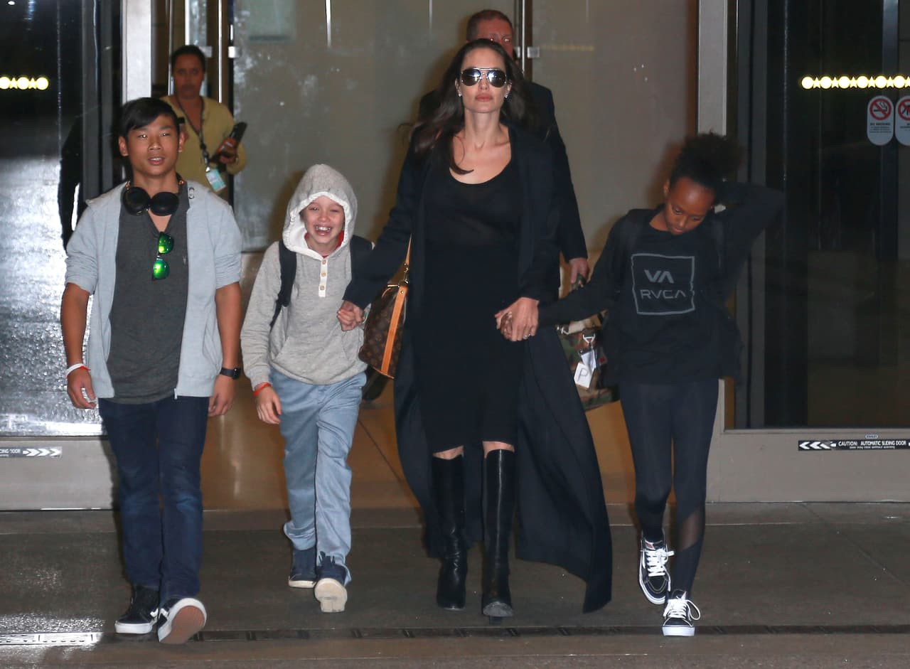 Los hijos de 
<b>Angelina Jolie</b> reciben clases en casa y a cada uno de ellos le ha interesado un segundo idioma diferente, además de su lengua nativa.