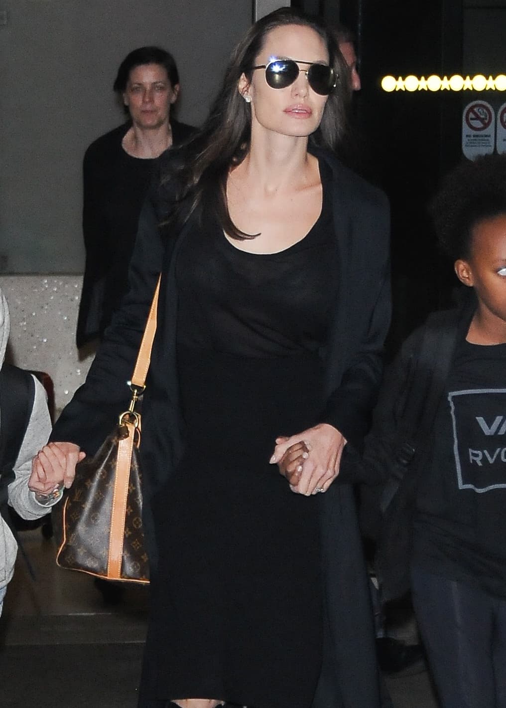 Sin escoltas y muy tranquila, se dirigió hacia su camioneta.