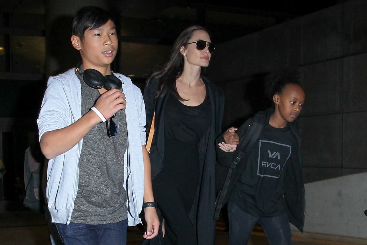 Angelina vistió completamente de negro.