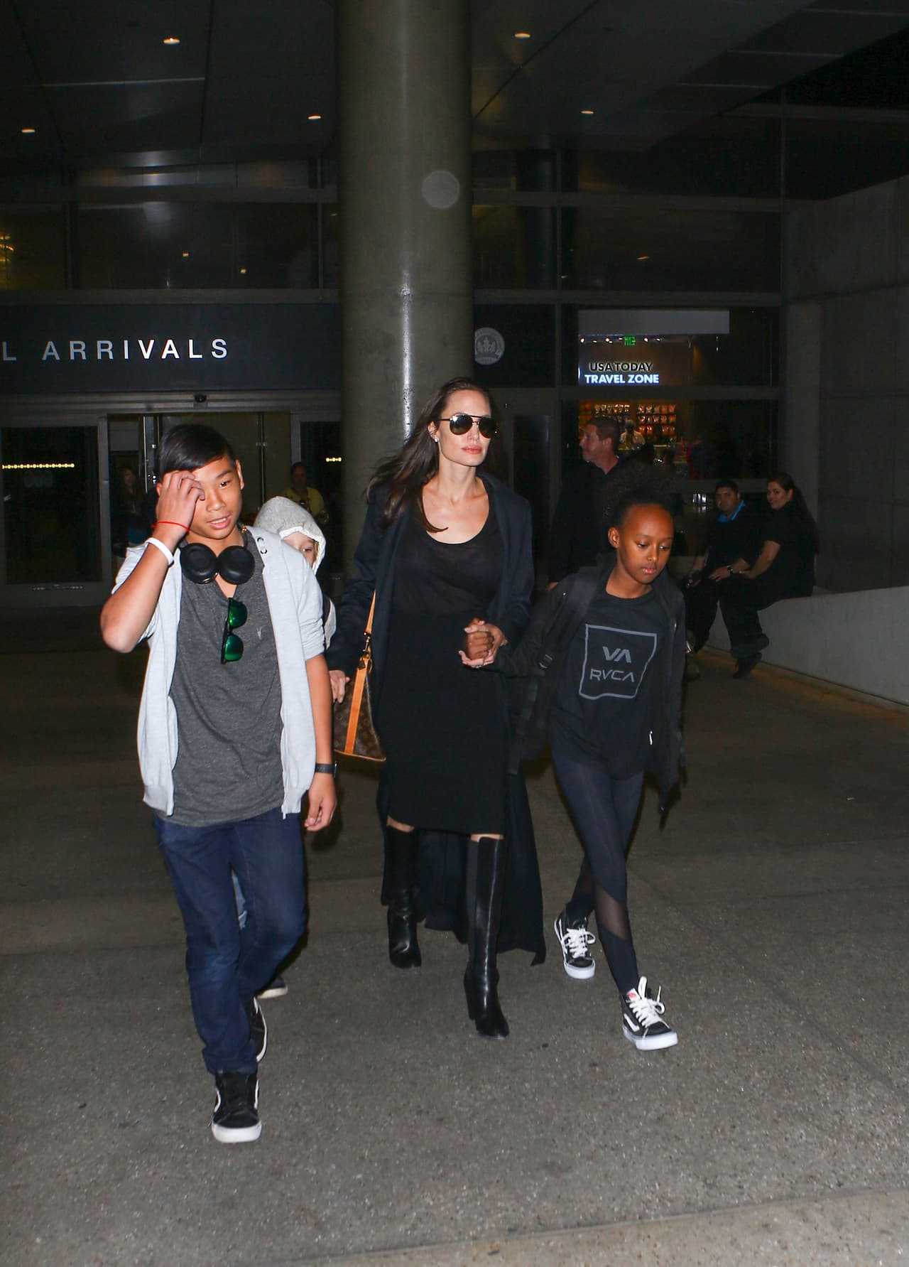 Y por fin regresó a Los Angeles tras una ardua agenda de filmación.