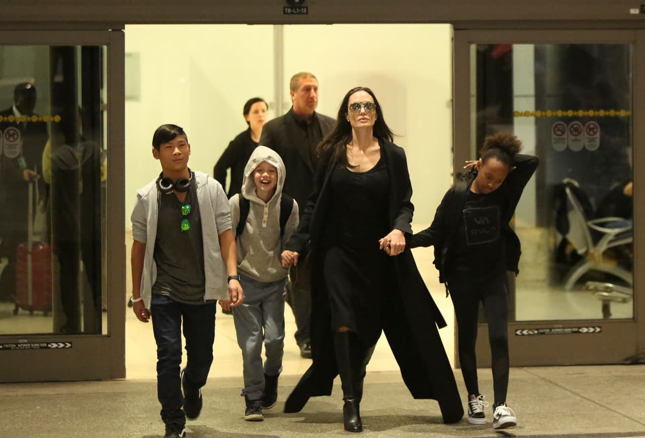 La famosa llega con casi todos sus pequeños al aeropuerto.