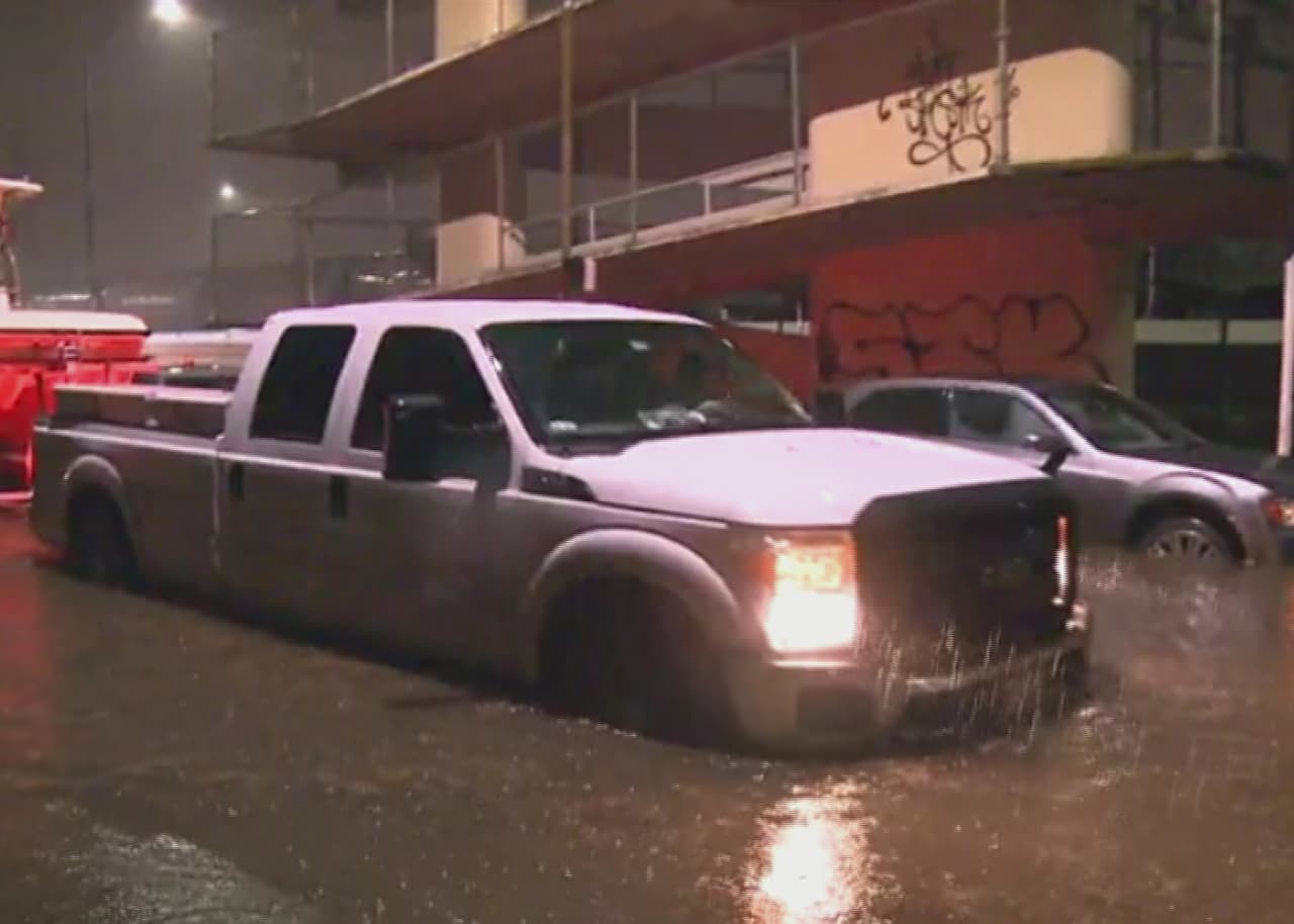 Varios vehículos transitaban por calles con acumulación de agua cerca al área del Hardy Toll Road.