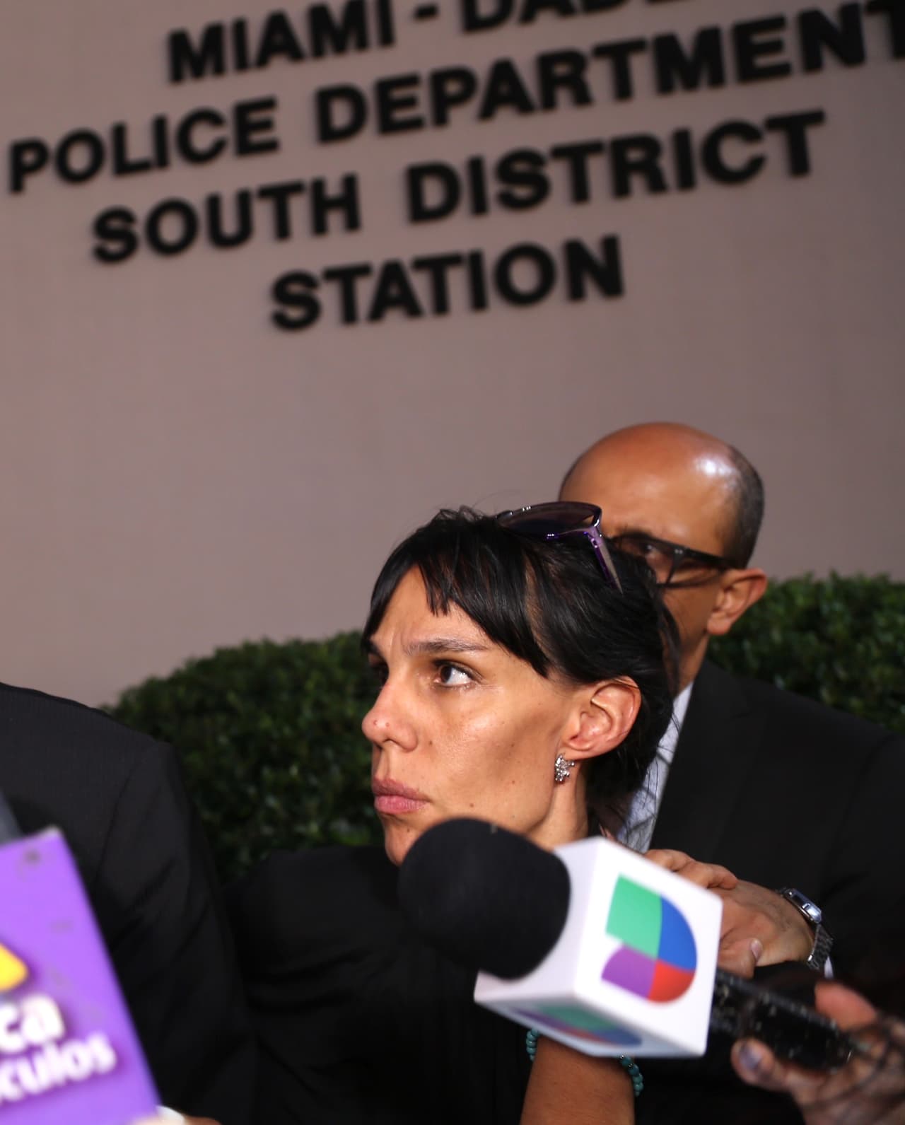 La hija mayor del ‘Príncipe de la Canción’ habló con los medios de comunicación que se encontraban esperándola afuera de la funeraria Caballero Rivero Westchester en La Pequeña Habana de Miami, donde se encuentran los restos del fallecido cantante.