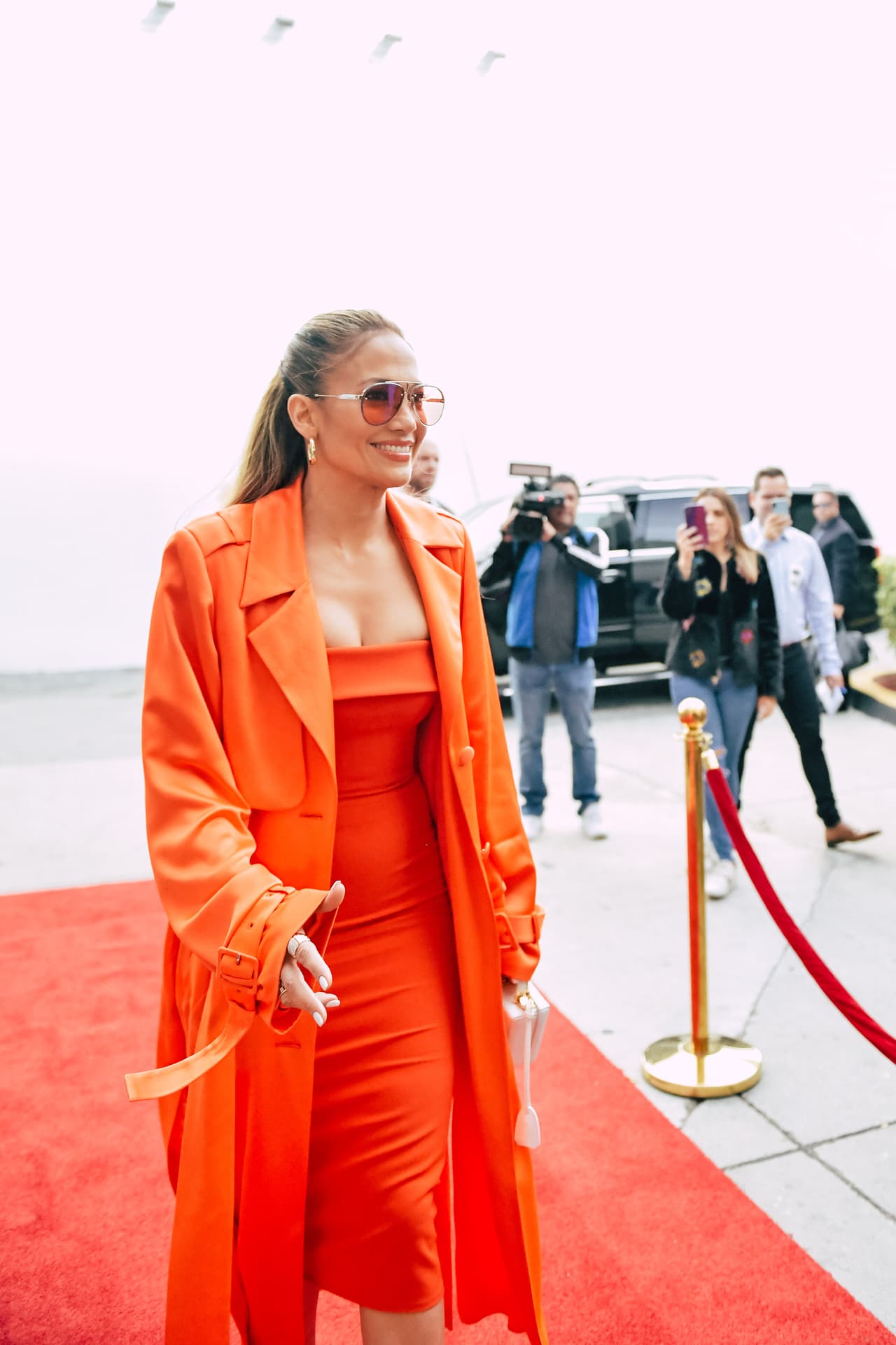 Hasta las gafas de sol de Jennifer Lopez combinaban con el resto del look: se trataba de unas gafas estilo aviador con lentes entintados en naranja.
