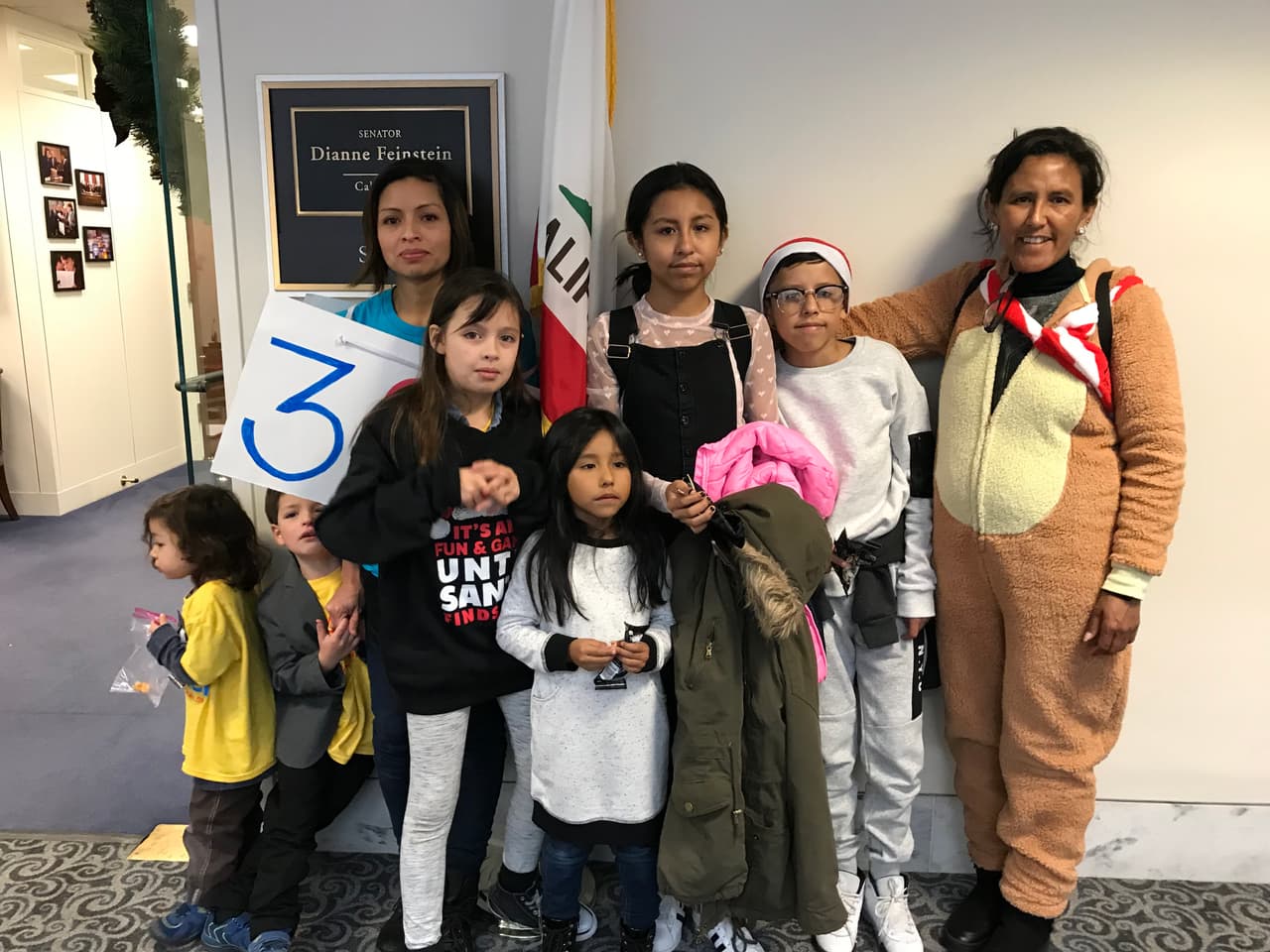 La dreamer Laura Peniche junto a sus hijos fueron acompañadas por Jeannette Vizguerra (der.) y su familia al visitar oficinas de congresistas.