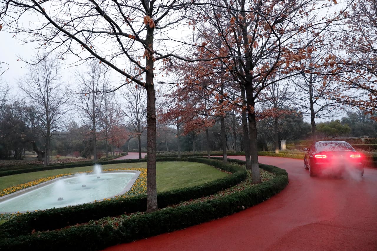 Esta es la salida de la residencia real. Los exteriores del recinto del Palacio de la Zarzuela.