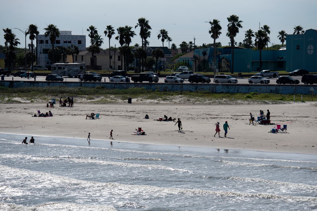 Galveston. Desde que abrió sus playas el 1 de mayo, Galveston ha visto multitud de visitantes.