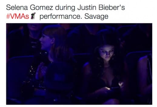 Selena Gomez no se salvó, pues se dice que mientras su ex cantaba en el escenario, ella estaba muy ocupada con su celular. ¡No le puso atención!