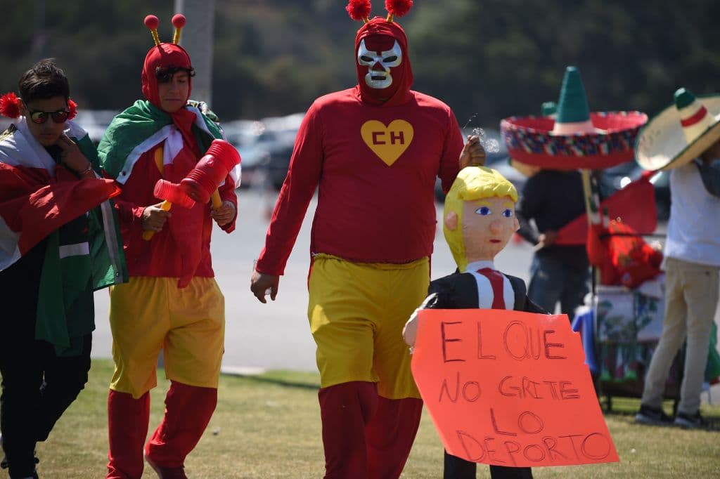 Aficionados mexicanos y jamaiquinos fueron a animar a sus equipos en el Rose Bowl de Pasadena, California.