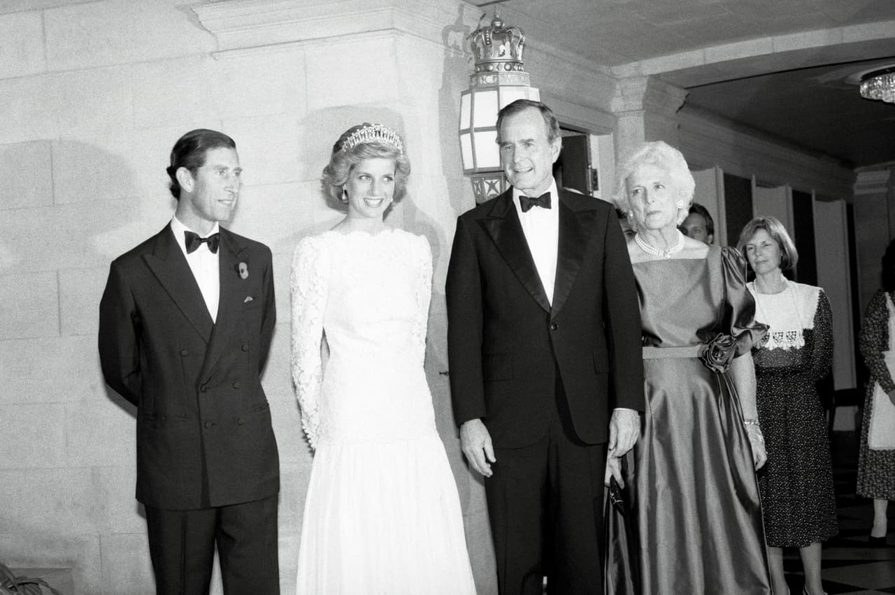 En ese mismo viaje a Washington la pareja británica estuvo en contacto futuro presidente de EEUU, George W.H Bush. Los viajes oficiales en un rol diplomático la fueron consolidando como una personalidad con popularidad internacional.