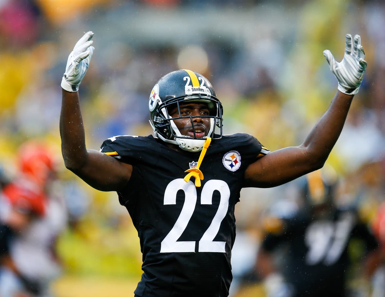 William Gay ex-jugador de los Pittsburgh Steelers sufrió violencia domestica cuando tenía siete años, pues su padrastro asesinó a su mamá cuando intentó salir de esa relación. Gay se ha asociado con Verizon’s Hope Line, donde la gente dona sus teléfonos usados a víctimas de violencia doméstica.