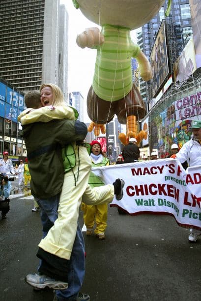 Muchas parejas se comprometen en actos públicos inesperados.