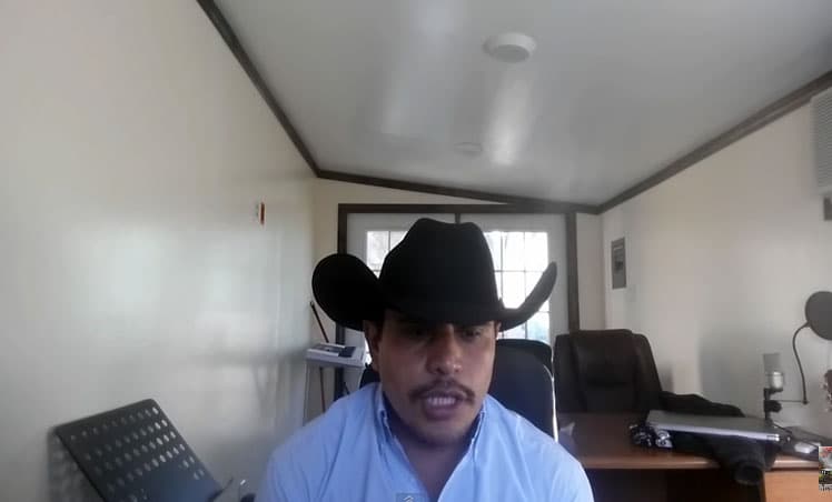 "Al diablo la tradición y esa bola de rateros, a usted señor presidente, usted es parte de mi canto, ya nos vendió su discurso, ¡caray cuántas cualidades!.. Como el agua está revuelta, les dio atole con el dedo, nos traen al gran sacerdote para que nos dé un aliviane. No se me agüite prietita, quién sabe y usted les gane".