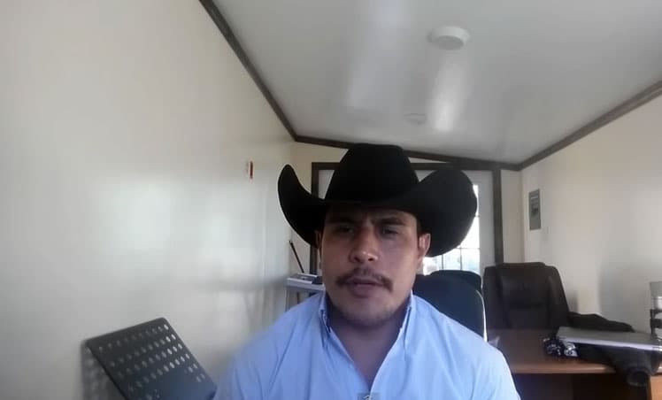 Así dice el tema que dedicó a la actriz: "A usted mi Reina del Sur, señorita del Castillo, yo le dedico mi canto por tener tantos tamaños ignorando sus prejuicios y al gobierno mexicano. A esa bola de payasos y el montón de persignados, hablar con el corazón sin importar los legados, dijo la pura verdad sobre todo el Vaticano".