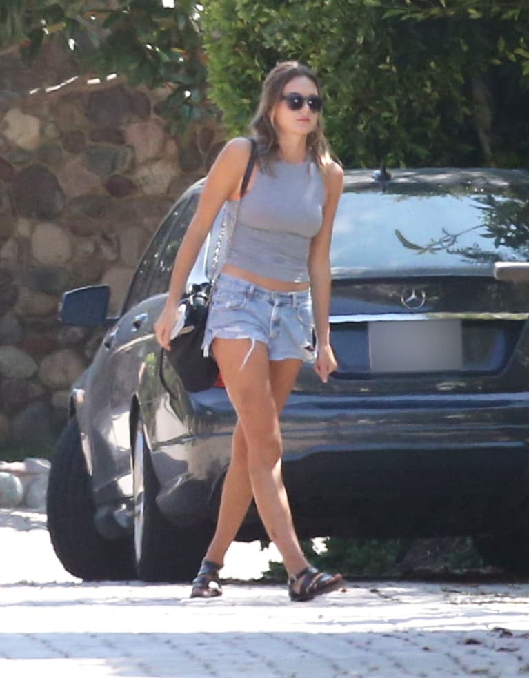 Chloe saliendo de casa de Bloom.