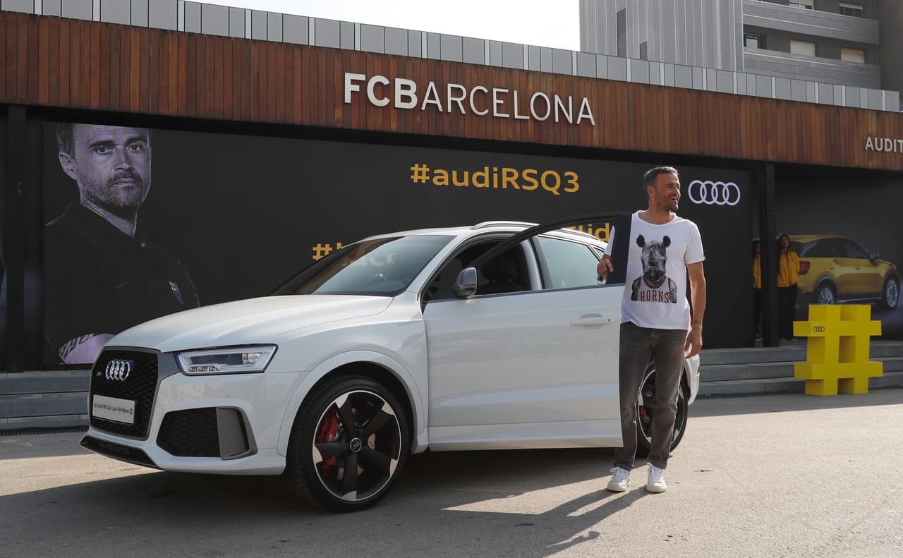 El 
<b>actual entrenador</b> y ex jugador del club 
<b>Luis Enrique</b> no iba a quedarse al margen de la entrega de autos, y se caracterizó por ser 
<b>uno de los muy pocos que se decidió por la camioneta</b> 
<b>RS Q3</b>.
