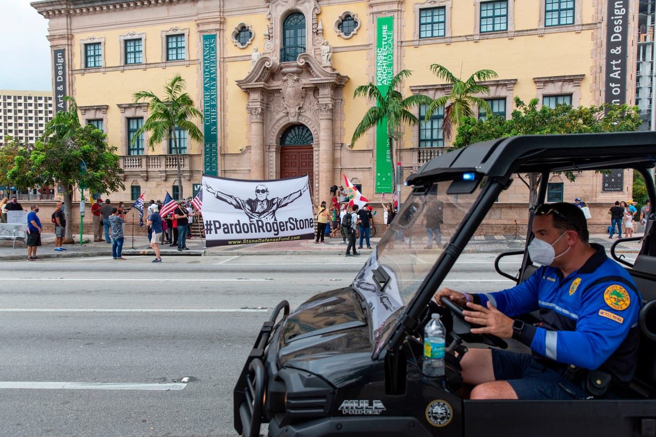 En la manifestación se vieron banderas de apoyo a Roger Stone, el exasesor del presidente Donald Trump que se encuentra en la cárcel. Policías de la ciudad de Miami vigilaron la protesta.
<br>
