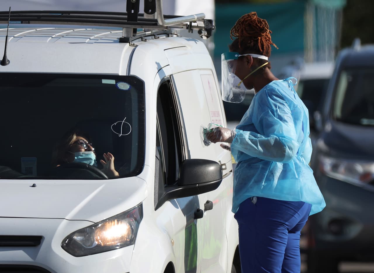 Estos centros operan las 24 horas los siete días de la semana debido al elevado número de personas que buscan una prueba.
<br>