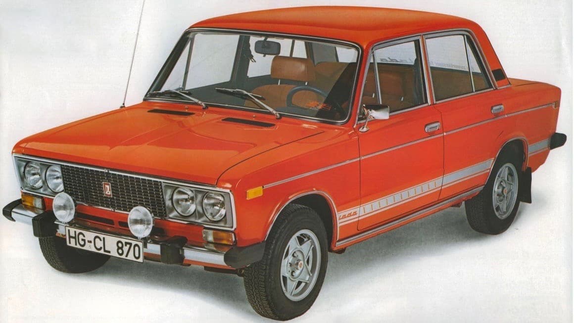 <h3 class="cms-h3-H3">5. Lada Riva/Vaz 2101 2104 2105 2107</h3>
<br>
<br>En los años 70 el fabricante soviético AutoVAZ optó por tecnología Fiat para construir un auto propio para suplir sus extensos mercados locales, a los cuales no tenían acceso ningún fabricante extranjero. Estos vehículos estaban basados en el Fiat 124 de 1966, un energético compacto italiano con una maniobrabilidad excepcional. Lamentablemente la impericia sovietica para la fabricación en masa dio lugar a un producto de una calidad detestable. Afortunadamente para el fabricante y desgraciadamente para sus clientes, la mala calidad no fue impedimento para que las personas más necesitadas vieran fueran seducidas por la idea de poseer un auto nuevo, invirtiendo sus ahorros duramente ganados en autos que se convertían en chatarra de la noche a la mañana. Lada ha vendido hasta la fecha más de 19 millones de unidades del modelo.
<br>
<br>
<b>Año de estreno</b>: 1980
<br>
<b>Año de salida</b>: Aún es producido en Egipto.
