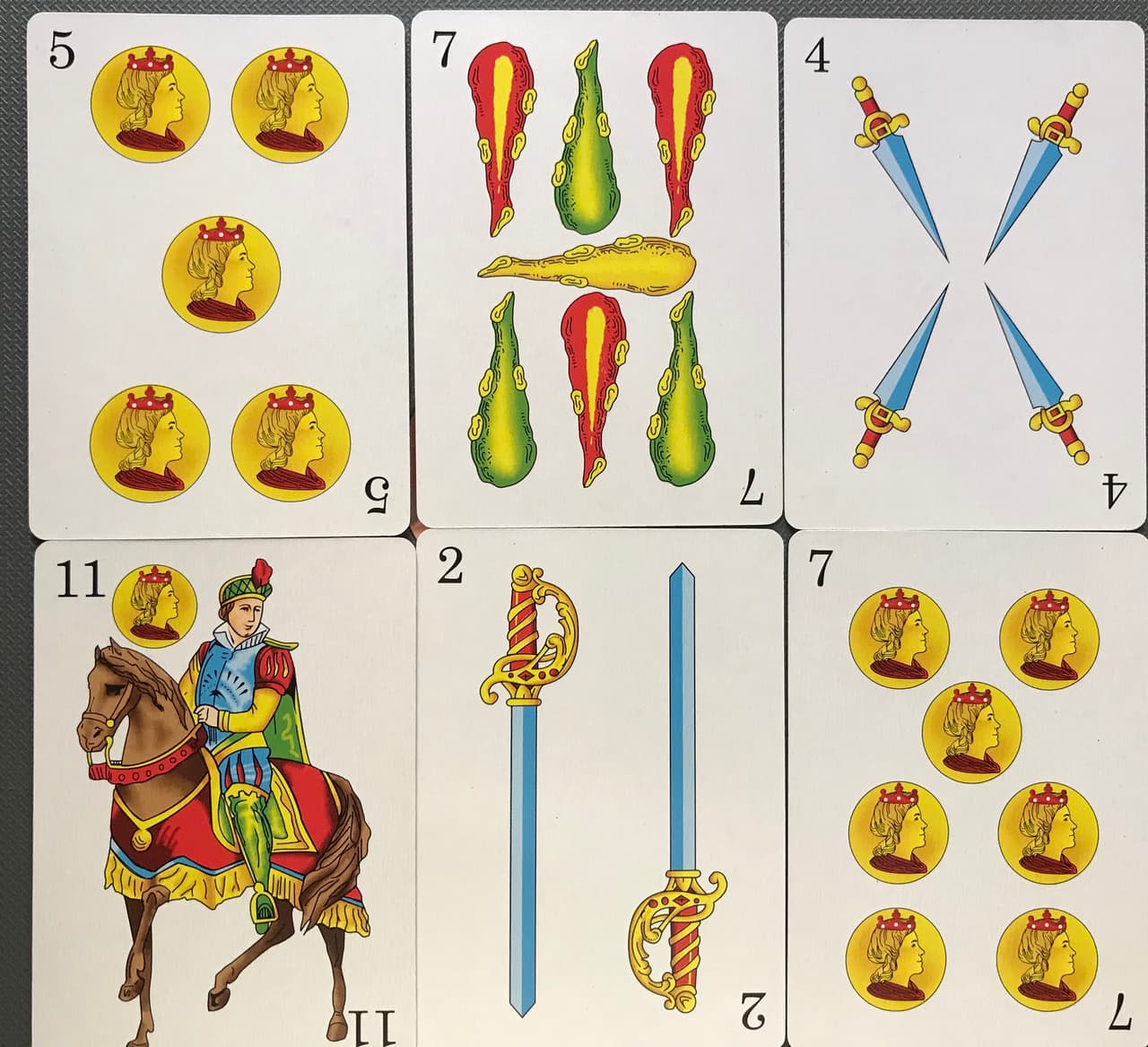 Cada "palo" tiene su propio rubro y cada una de las cartas, su propio significado, aunque las lecturas también depende de quien las esté manejando, al igual que si les salió de manera 'normal' o a la inversa a la hora de estarlas repartiendo y descubriendo.