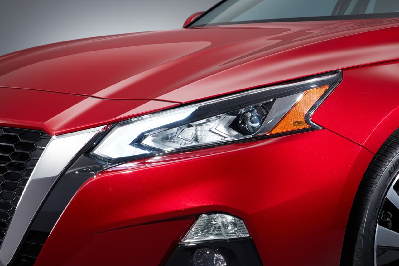 Otra novedad para el Nissan Altima 2019 es el
<b>frenado automático trasero</b> que ayuda al conductor a detectar objetos estacionados cuando va en reversa y aplica, en caso de ser necesario, el freno para evitar una colisión.