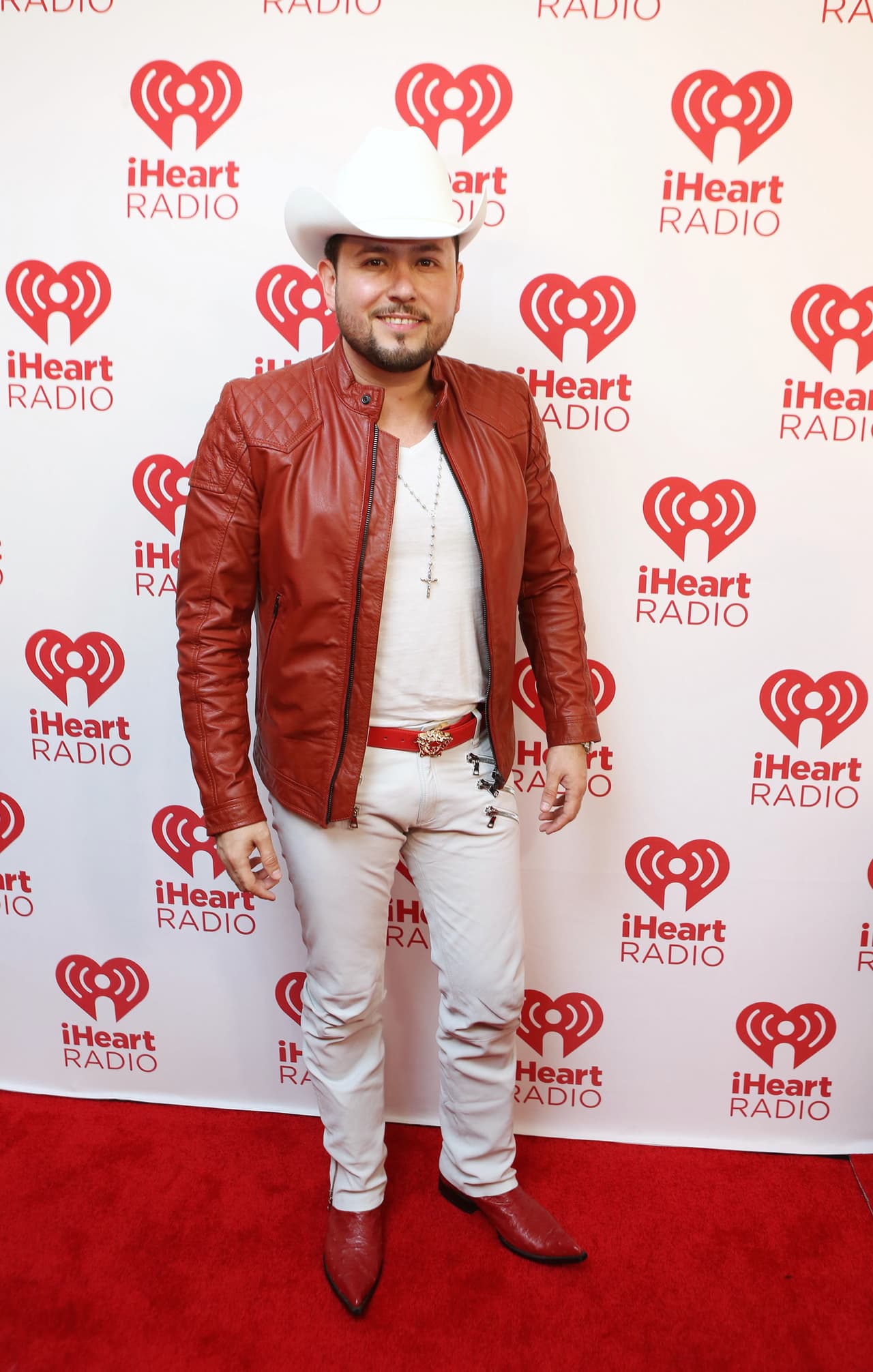 "Te amo madre mía y a cada instante que entro a verte, te lo digo. Yo sé que me escuchas y me sientes madre", le escribió Roberto Tapia, junto a 
<b><a href="https://www.instagram.com/robertotapia/" target="_blank">una foto de ambos que colgó en Instagram</a></b>.