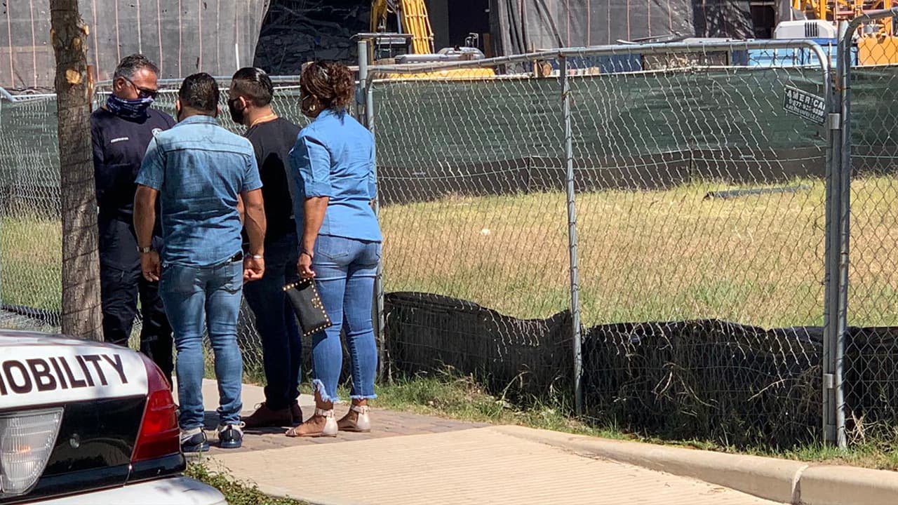 Desde tempranas horas de esta mañana, autoridades encabezadas por equipos de rescate trataban de recuperar los cuerpos de los trabajadores.