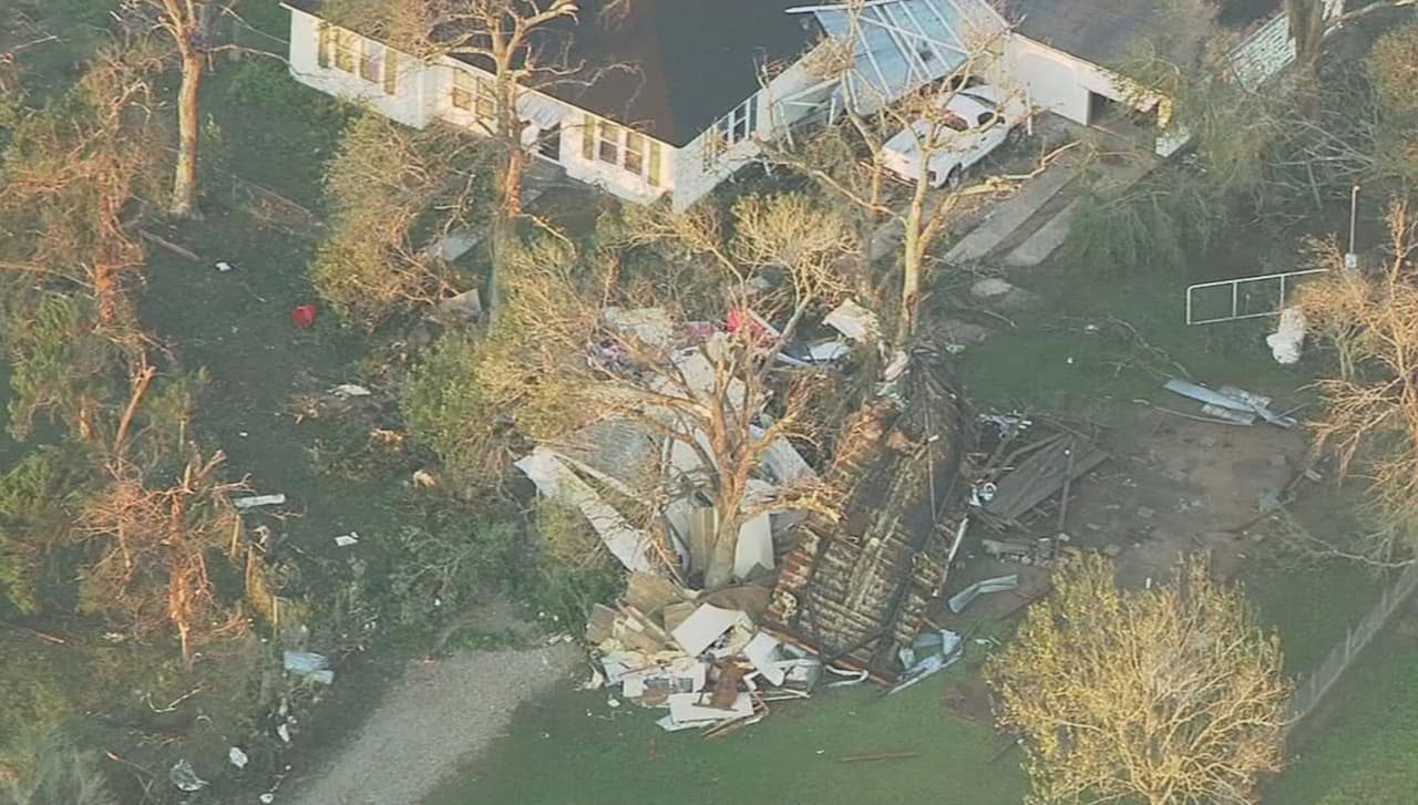 Funcionarios del Servicio Nacional de Meteorología tratan de establecer si los destrozos fueron producidos por un tornado.