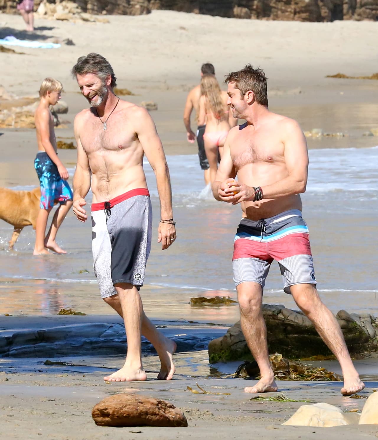 Se nota más alrededor de sus amigos.