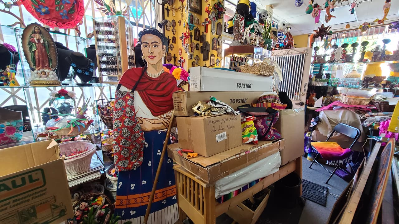 Luego de cerrar Colibrí, Connie y Ricardo se trajeron toda la mercancía de su antigua tienda a Mixcoatl, a tan solo unas pocas cuadras, también en La Misión. Poco a poco, la pareja va desempacando lo que queda de ese sueño.