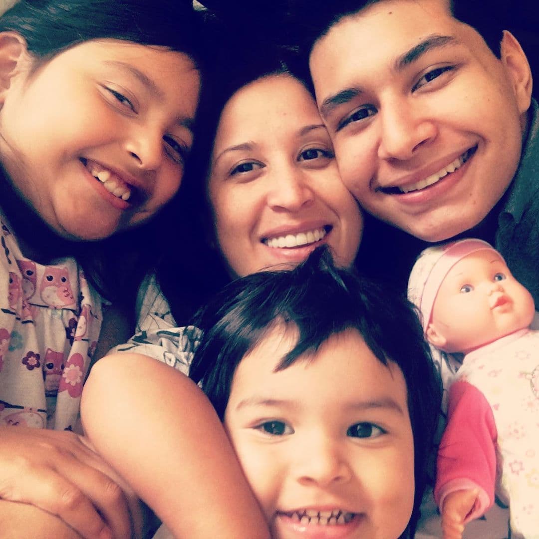 Estar con la familia es también un gran regalo, y así lo considera Elyangelica González, que nos muestra el amor que reina entre los suyos.