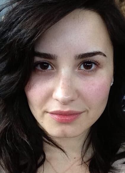 Es tanta su confianza, que hasta se da el lujo de posar sin maquillaje en la red, y ella fue la pionera del hashtag #NoMakeUpMonday.