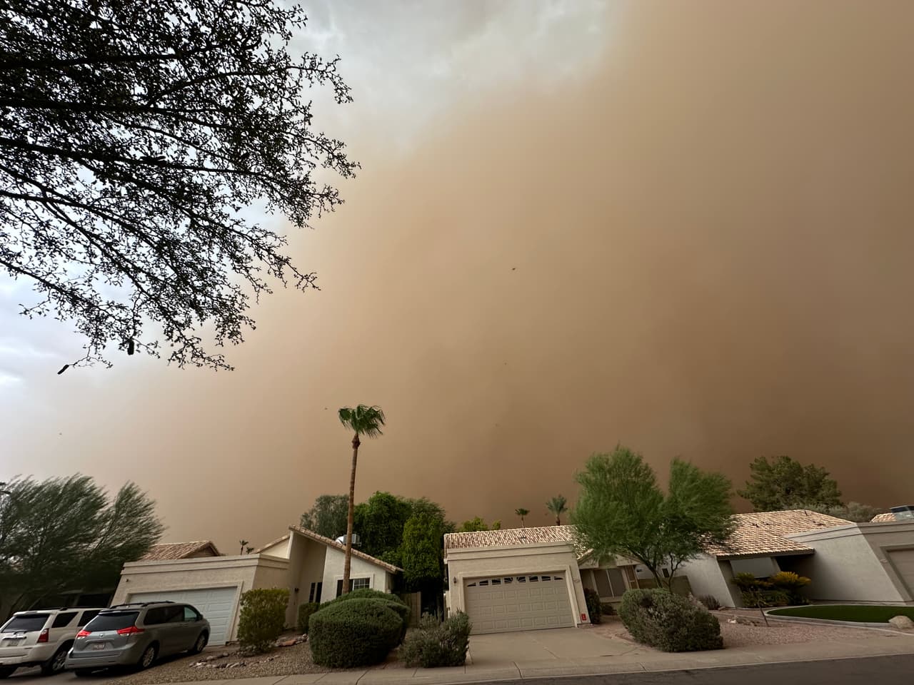 Por ello, quien se encuentre con una tormenta mientras se encuentre en las vías, debe acatar varias medidas.