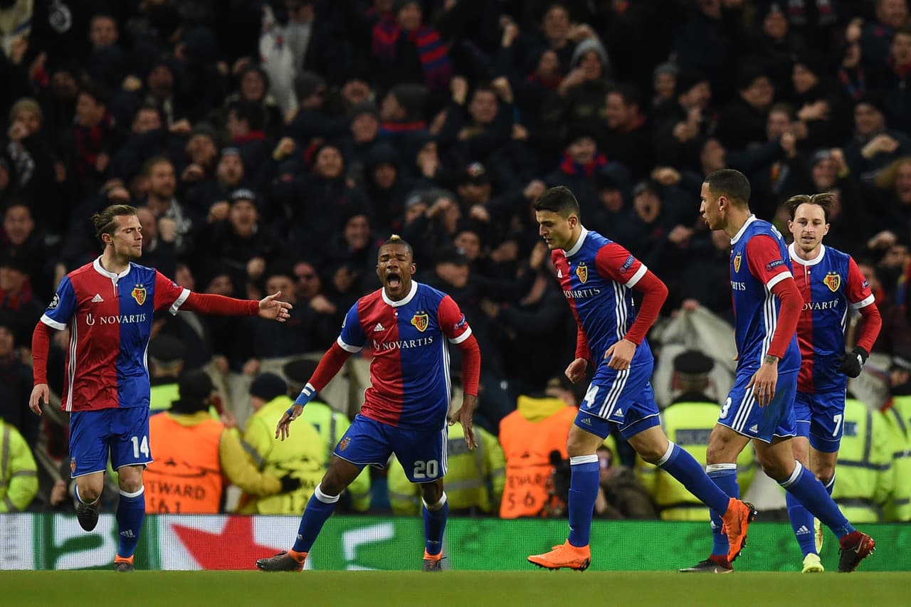 La pasividad de los de Guardiola fue castigada por el Basilea y en el minuto 71, Elyounoussi puso un balón a Lang dentro del área, para que el lateral fusilara a Bravo por su propio palo y 1-2.