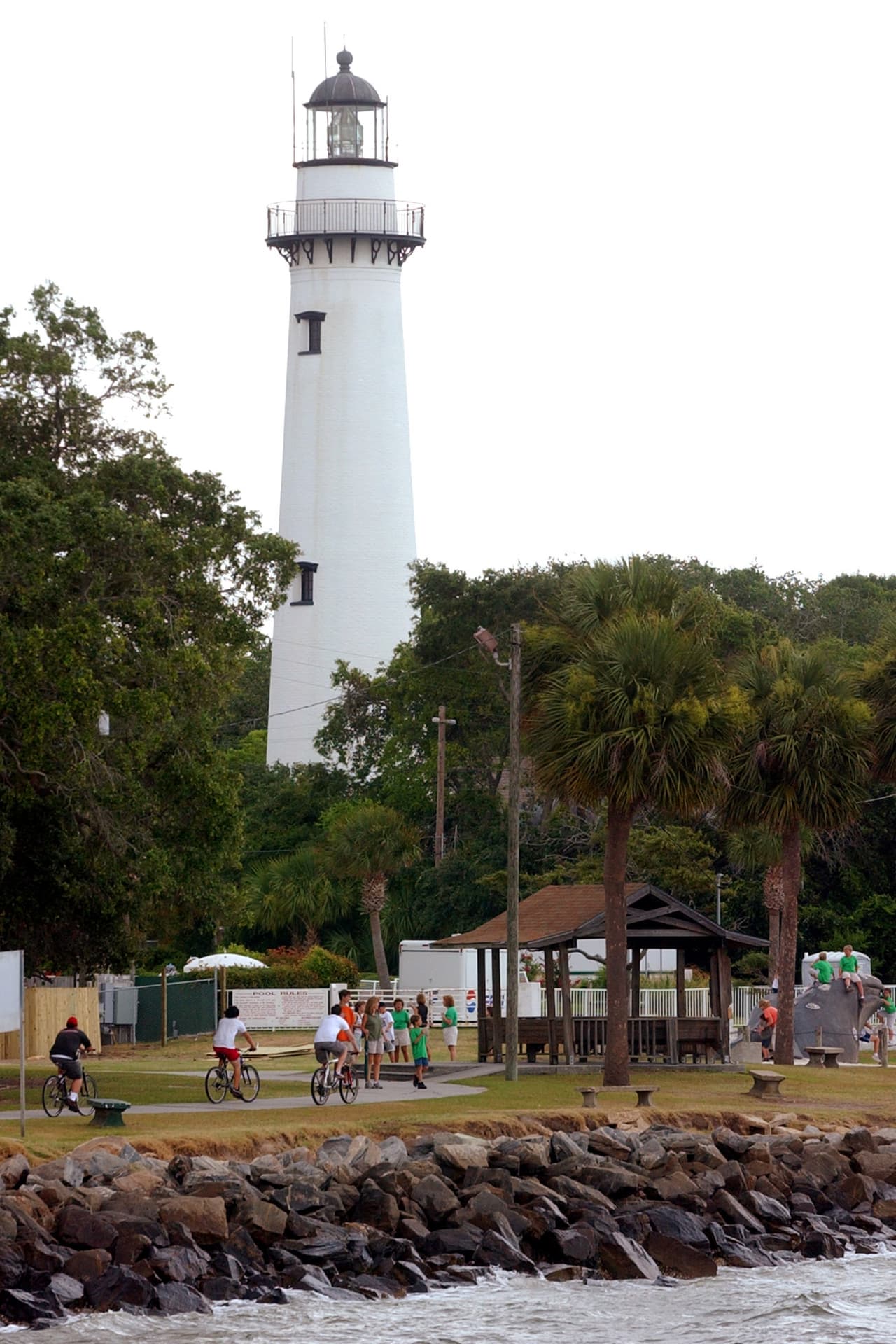 <b>Georgia.</b> 13 de 26 playas analizadas fueron potencialmente inseguras por al menos un día en 2018. La contaminación encontrada en St. Simons Island Lighthouse (condado Glynn) fue insegura para los bañistas durante 6 días, más que cualquier otro sitio en el estado. El estudio arrojó que el 48% de los puntos muestreados en la costa atlántica fueron potencialmente inseguros al menos un día en 2018.