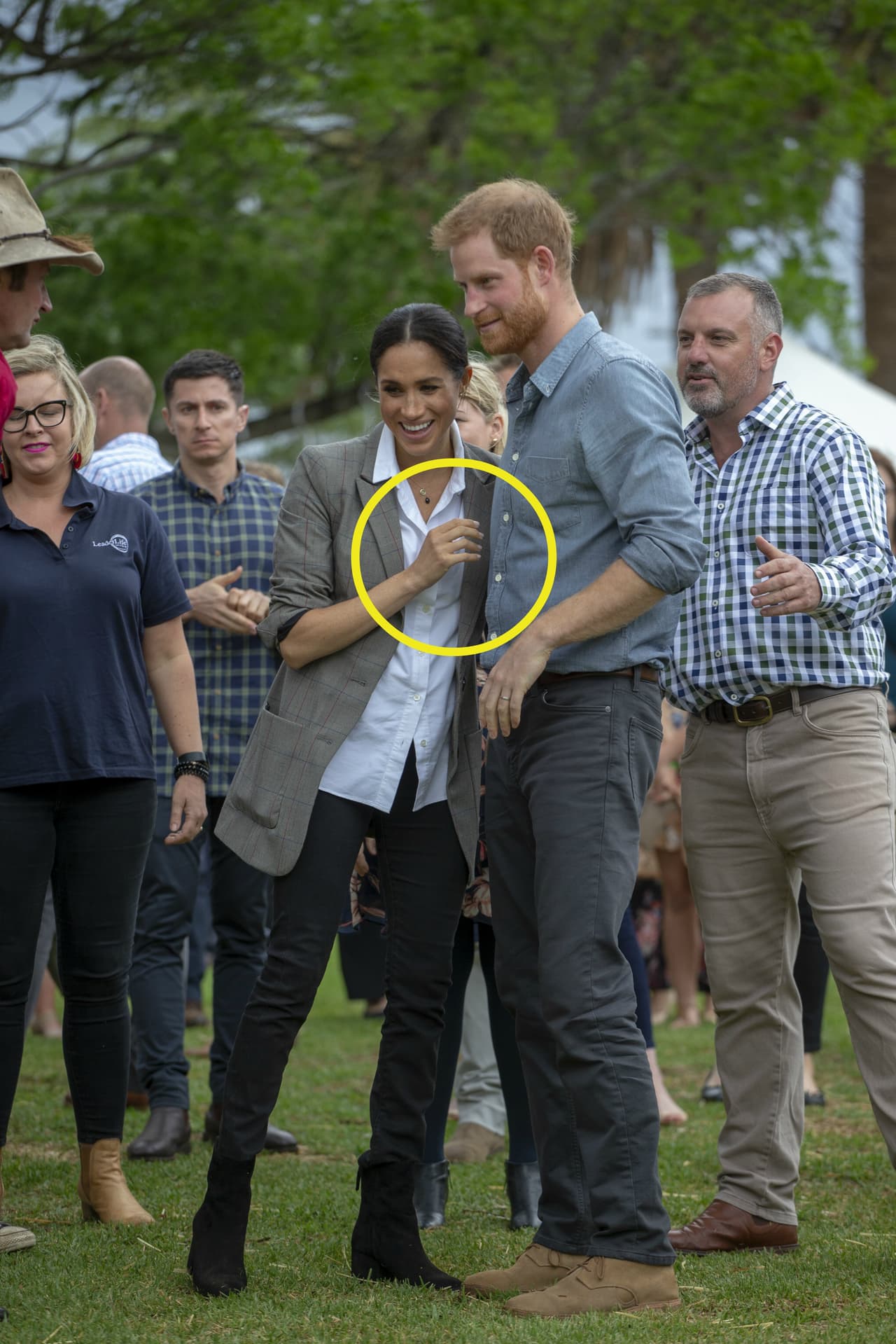 Octubre 17, 2018. Meghan se ciñe al cuerpo de Harry.