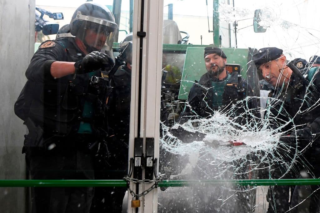 La Guardia Civil entró en el centro de votación en el pabellón deportivo de Sant Julià de Ramis (Girona), donde estaba previsto que sufragara el presidente catalán.