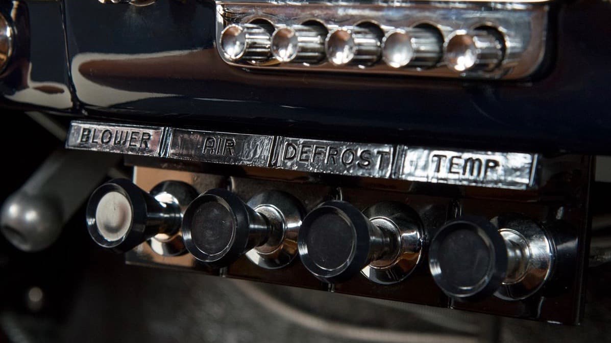 Aún pasaría un buen tiempo para que los controles de 
<b>aire acondicionado</b> se convirtieran en lugar común. En 1949 eran símbolo de lujo y exceso.