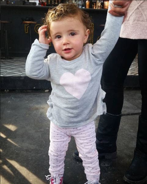 La actriz es mamá primeriza, por eso no deja de dedicarle tiernos mensajes a su primogénita en Instagram: "Despertar todos los días y que lo primero que vean mis ojos sea tu carita y tu sonrisa. Que lo primero que escuche sea tu voz decirme mamá, que lo primero que sienta sean tus abrazos y tus manitas acariciando mi cara. Que lo primero que huela sea ese hermoso olor a bebé... No puedo ser más bendecida. Estoy eternamente agradecida con Dios por tu existencia".