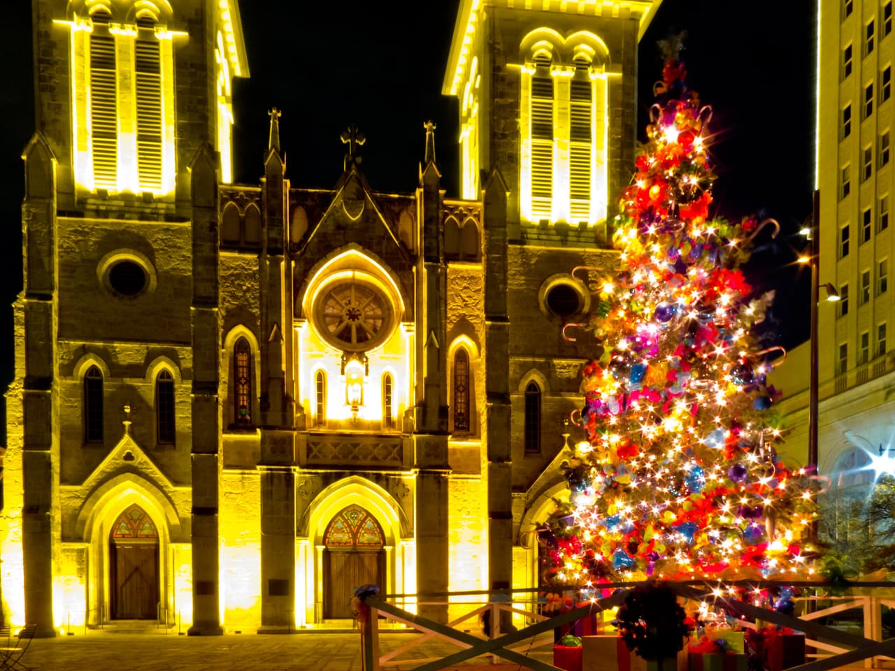 <h3 class="cms-H3-H3">14th Annual Tree Lighting at Noche Buena</h3>
<br>
<br>
<b>Dónde:</b> Main Plaza
<br>
<b>Cuándo:</b> 7 de diciembre
<br>
<b>Horario: </b>De 4:00 a 9:00 pm
<br>Acude a conocer a Santa Claus, disfruta del coro de niños de San Antonio y recibe la bendición de sacerdotes de la Catedral de San Fernando. Además habrá música en vivo y puestos de comida.