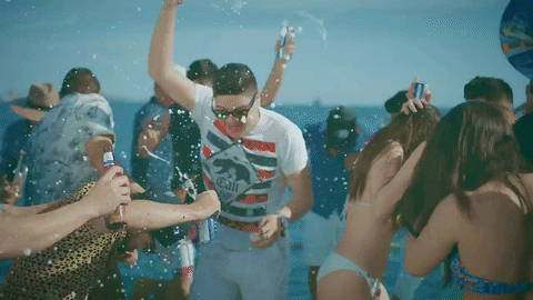 En el barco todos bailan, entre lluvia de cerveza y chicas en bikini.