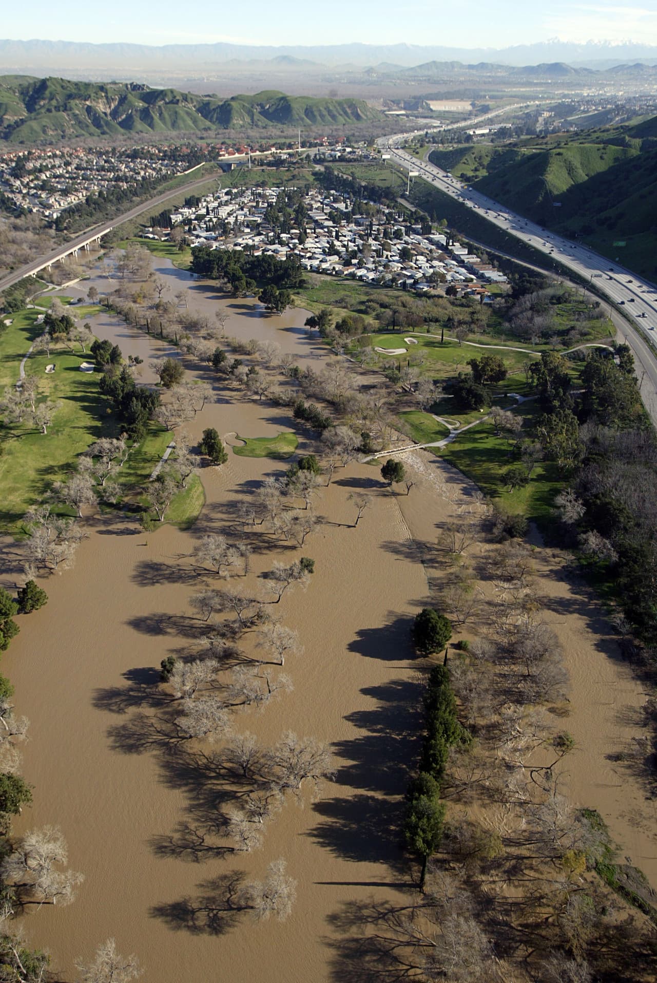 Por su parte, Lillian Doherty, jefe de operaciones de Los Ángeles District Corps, dijo que el riesgo es que el aliviadero no pueda pasar el agua de manera segura si la represa alcanza su capacidad.