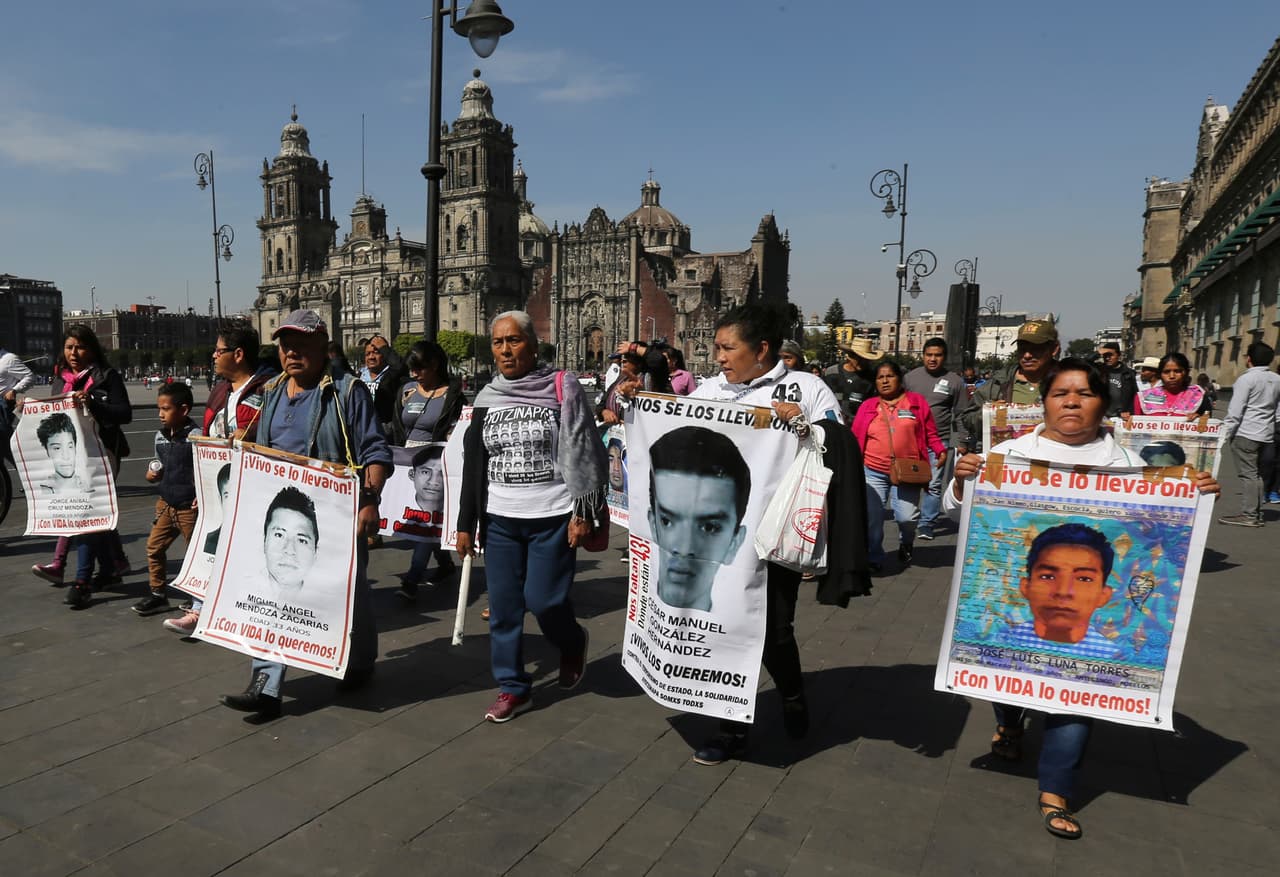 Padres de los 43 estudiantes de Ayotzinapa dan ultimátum a AMLO
