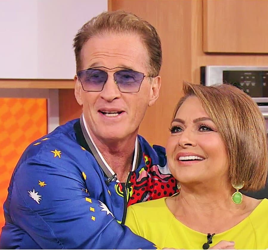 María Antonieta Collins disfrutó de un fraternal abarazo del ídolo del pop latino.